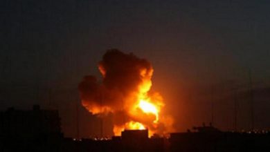 صورة قصف بطيران مجهول الهوية على مواقع إيرانية في البوكمال